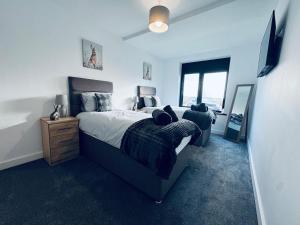 una camera da letto con un letto e uno specchio di Oaktree Cottage - 3 Bedrooms - Sleeps 6 a Frizington Altre 62 foto