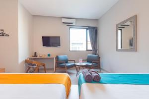 TV a/nebo společenská místnost v ubytování Sans Hotel Bobosini Malang by RedDoorz