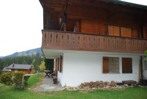 ein großes Haus mit einem Balkon an der Seite in der Unterkunft Wenz Wohnung in Schwarzsee