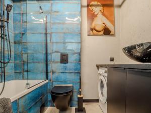 une salle de bains avec toilettes et lavabo dans l'établissement Loft vistula old town apartament free parking, à Cracovie 31 autres photos