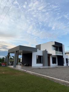 Bangunan di mana terletaknya vila ini