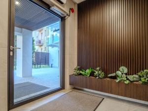 un accès à un bâtiment avec une porte ornée de plantes dans l'établissement Loft vistula old town apartament free parking, à Cracovie