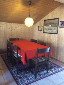 ein Esszimmer mit einem roten Tisch und Stühlen in der Unterkunft Wenz Wohnung in Schwarzsee