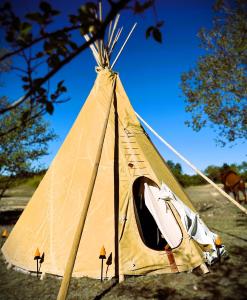 een tipi tent op de grond bij Kiowa Teepee at Nomad Landing in Clayton