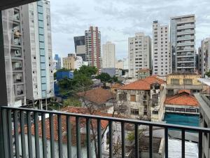 uma vista de uma cidade de uma varanda em Studio em Pinheiros a uma quadra da Faria Lima em São Paulo