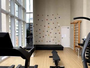 um ginásio com uma parede com uma parede de escalada em Studio em Pinheiros a uma quadra da Faria Lima em São Paulo