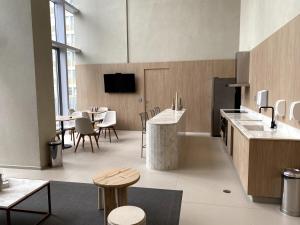 um quarto amplo com uma cozinha e uma sala de jantar em Studio em Pinheiros a uma quadra da Faria Lima em São Paulo mais 10 fotografias
