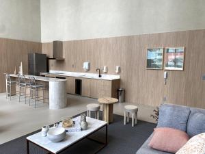 uma sala de estar com um sofá e uma cozinha em Studio em Pinheiros a uma quadra da Faria Lima em São Paulo