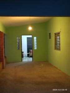 an empty room with green walls and an open door at Casa ilusión in Artilleros