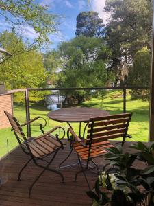 un tavolo e due sedie su una terrazza con tavolo di Daylesford Lake Villa1 Lake Frontage pet friendly a Daylesford