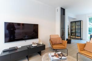 salon z dużym płaskim telewizorem na ścianie w obiekcie Superb fully renovated semi-detached house for 6 people w mieście Le Touquet-Paris-Plage +35 zdjęć