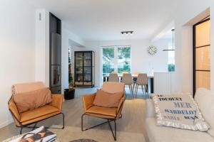 salon z krzesłami i jadalnią w obiekcie Superb fully renovated semi-detached house for 6 people w mieście Le Touquet-Paris-Plage