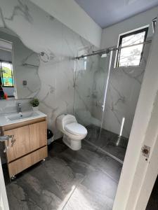 Bilik mandi di Quinta La Bonita Restrepo-Meta