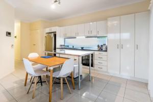 Gallery image of Modern Top Floor 2BR With Private Deck in Brisbane
