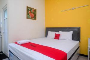 Voodi või voodid majutusasutuse RedDoorz near Exit Tol Krapyak Semarang 3 toas