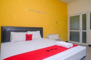 Voodi või voodid majutusasutuse RedDoorz near Exit Tol Krapyak Semarang 3 toas