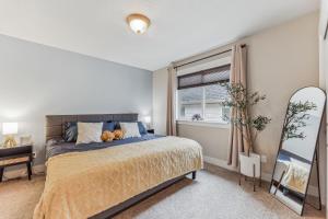 Ένα ή περισσότερα κρεβάτια σε δωμάτιο στο 5BR Home with Backyard - Perfect for Family and Work Crews