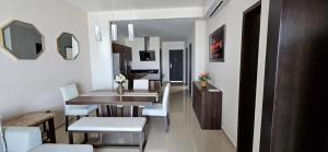 a kitchen and dining room with a table and chairs at Departamento Torre Iberika Cercas Del Malecon in Mazatlán
