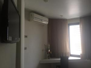 a bathroom with a window and a air conditioner at VICTORY BUSINESS FLAT TAMBAU in João Pessoa