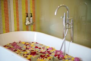 Koupelna v ubytování Jaya Suites Hotel