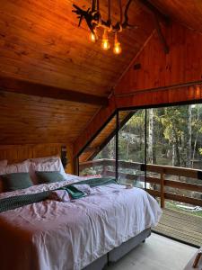 Postel nebo postele na pokoji v ubytování La Catedral Chalés