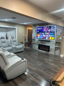 TV/trung tâm giải trí tại The Marlowe, A Couples Getaway