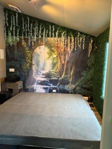 Giường trong phòng chung tại The Marlowe, A Couples Getaway +39 ảnh