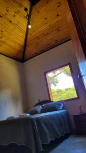 una camera da letto con un letto in una stanza con una finestra di Casa Rústica Próxima ao Distrito de Milho Verde, 3 QUARTOS - São Gonçalo do Rio das Pedras, Serro a Sêrro Altre 22 foto