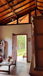un soggiorno con porta che si apre su un cortile di Casa Rústica Próxima ao Distrito de Milho Verde, 3 QUARTOS - São Gonçalo do Rio das Pedras, Serro a Sêrro