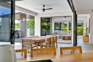 Χώρος καθιστικού στο The Elysian at Argentea - Beachside Stay with Pool