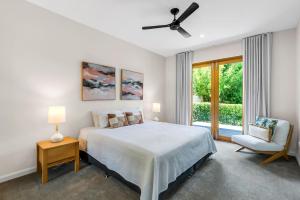 Ένα ή περισσότερα κρεβάτια σε δωμάτιο στο The Elysian at Argentea - Beachside Stay with Pool