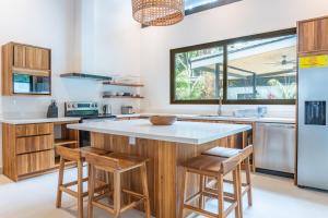Kuchyň nebo kuchyňský kout v ubytování Coco Nosara Villas Guiones Family Resort Casa Lluvia