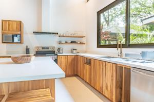 Kuchyň nebo kuchyňský kout v ubytování Coco Nosara Villas Guiones Family Resort Casa Lluvia