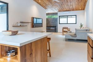 Kuchyň nebo kuchyňský kout v ubytování Coco Nosara Villas Guiones Family Resort Casa Lluvia + 44 fotografií