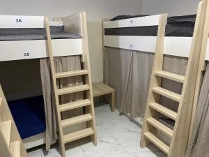 リヤドにあるHostel Olya downtownの二段ベッド2台、デスクが備わる客室です。