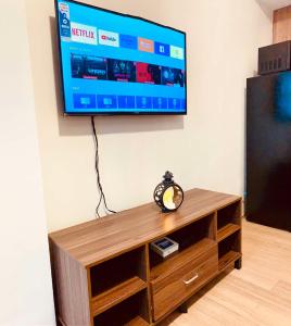 TV a/nebo společenská místnost v ubytování THE LOOP TOWERs