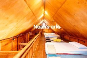 ein Zimmer mit einem Haufen Betten in einem Zimmer in der Unterkunft Noah's Ark Homestay in Timuran