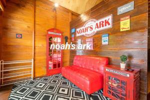 ein Restaurant mit einer roten Bank und einer Telefonzelle in der Unterkunft Noah's Ark Homestay in Timuran + 1 Foto