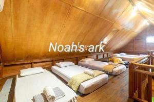 ein Zimmer mit mehreren Betten darin in der Unterkunft Noah's Ark Homestay in Timuran