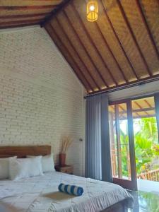 AirsatangにあるMeera house and stayの大きなベッドと大きな窓のある寝室 +50枚の写真