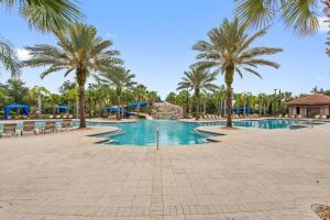 una piscina in un resort con palme di Show Stopping 5bdr45bath Villa Wpool a Davenport