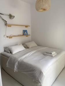 Postel nebo postele na pokoji v ubytování Birds Nest Flat