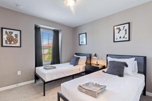 Letto o letti in una camera di Show Stopping 5bdr45bath Villa Wpool