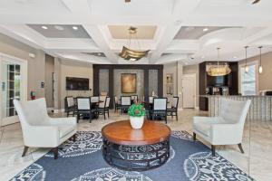 un soggiorno con sedie e tavolo e una hall di Show Stopping 5bdr45bath Villa Wpool a Davenport