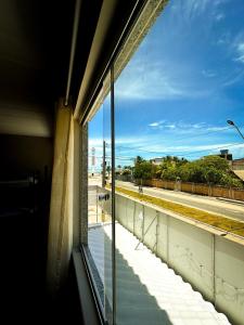 vista su una strada dalla finestra di un edificio di Sereia do Mar ad Alcobaça