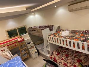 Ένα ή περισσότερα κρεβάτια σε δωμάτιο στο Hostel Tuwaiq
