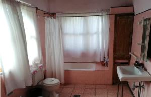 a bathroom with a tub and a toilet and a sink at Hacienda Dolores Ñadó, Aculco in Los González