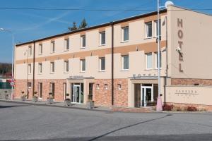 ein Gebäude am Straßenrand in der Unterkunft Hotel Carrera in Rimavská Sobota