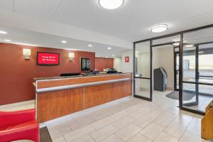 Televiisor ja/või meelelahutuskeskus majutusasutuses Red Roof Inn Parsippany