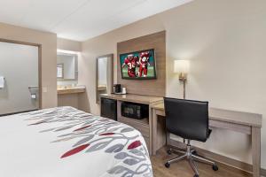 Televiisor ja/või meelelahutuskeskus majutusasutuses Red Roof Inn Parsippany